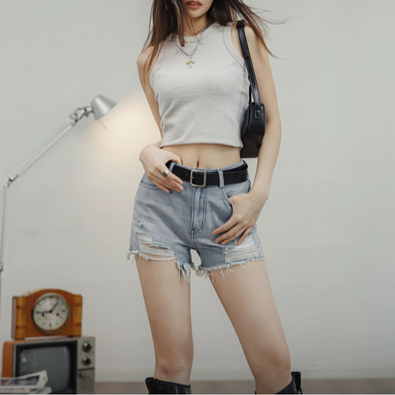Distressed denim shorts V0643