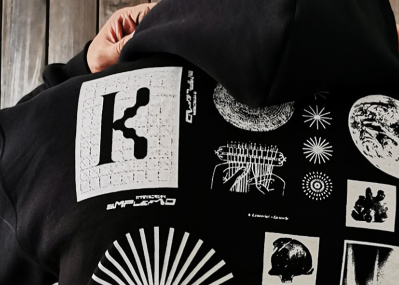 Graphic Back-Print Hoodie V0872